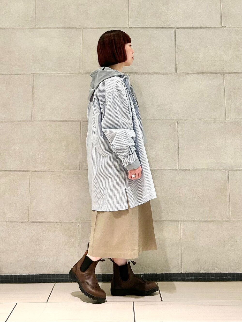 ブルー系のその他パンツを着用したレディースの春コーディネートの3枚目の写真