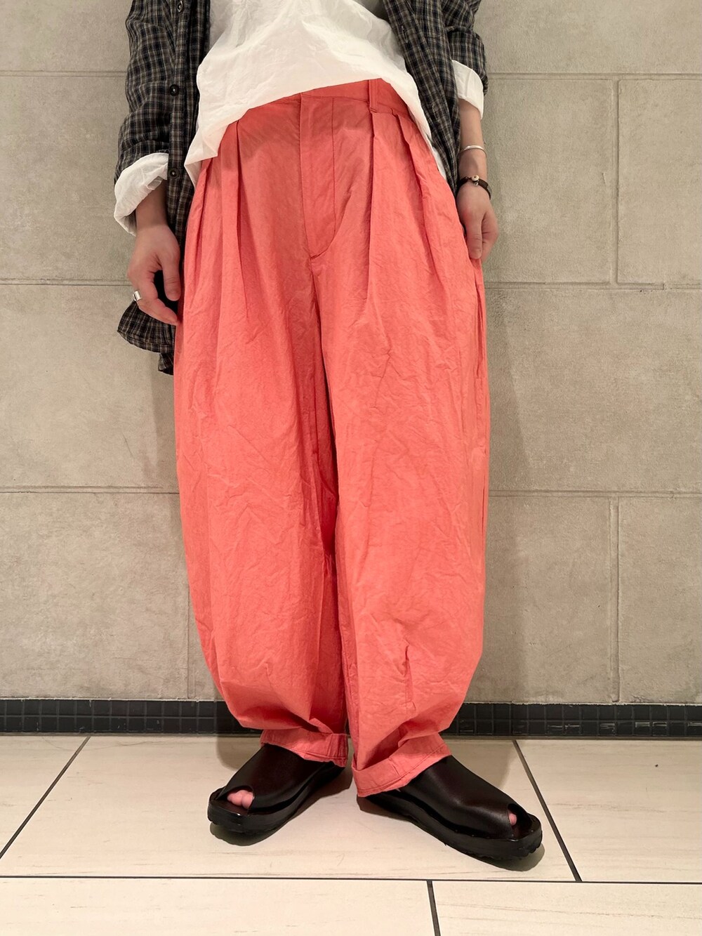 ピンク系のその他パンツ、ホワイト系のシャツ/ブラウス、グレー系のシャツ/ブラウスを着用したレディースの夏コーディネートの5枚目の写真