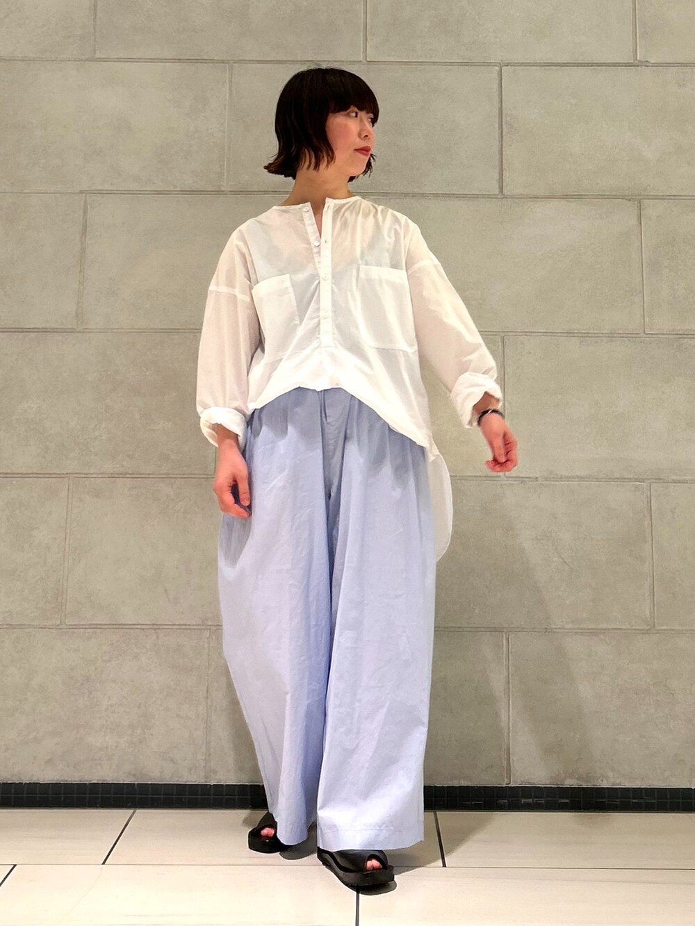 ブルー系のその他パンツ、ホワイト系のシャツ/ブラウス、ブラック系のシャツ/ブラウスを着用したレディースの夏コーディネートの4枚目の写真