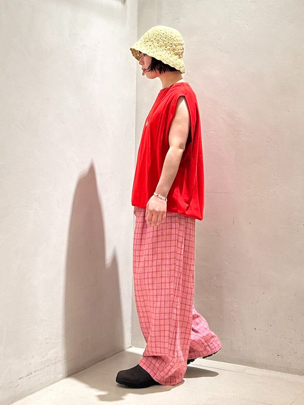 レッド系のその他パンツ、レッド系のTシャツ/カットソーを着用したレディースの夏コーディネートの3枚目の写真