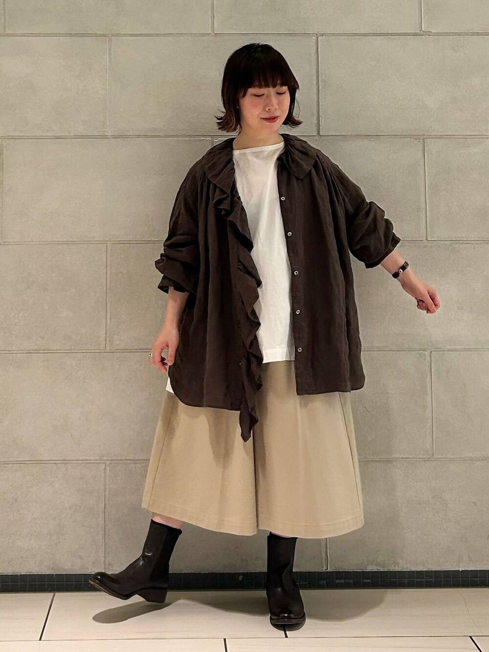 ベージュ系のその他パンツ、ブラウン系のシャツ/ブラウス、ホワイト系のシャツ/ブラウスを着用したレディースの夏コーディネートの2枚目の写真