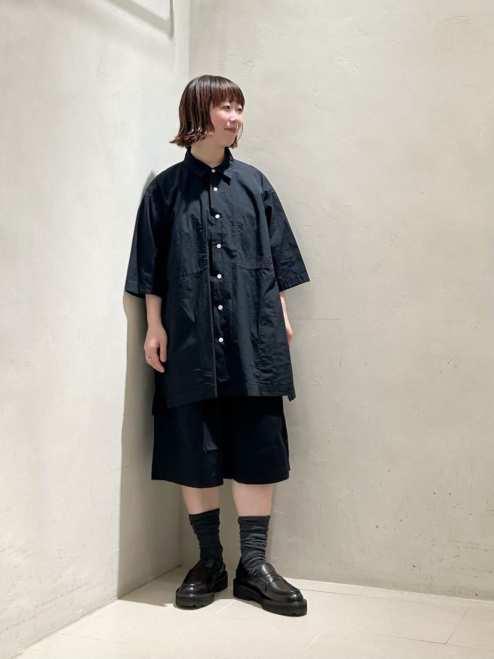 ピンク系のシャツ/ブラウス、ホワイト系のニット/セーター、グレー系のソックス/靴下を着用したレディースの春コーディネートの2枚目の写真