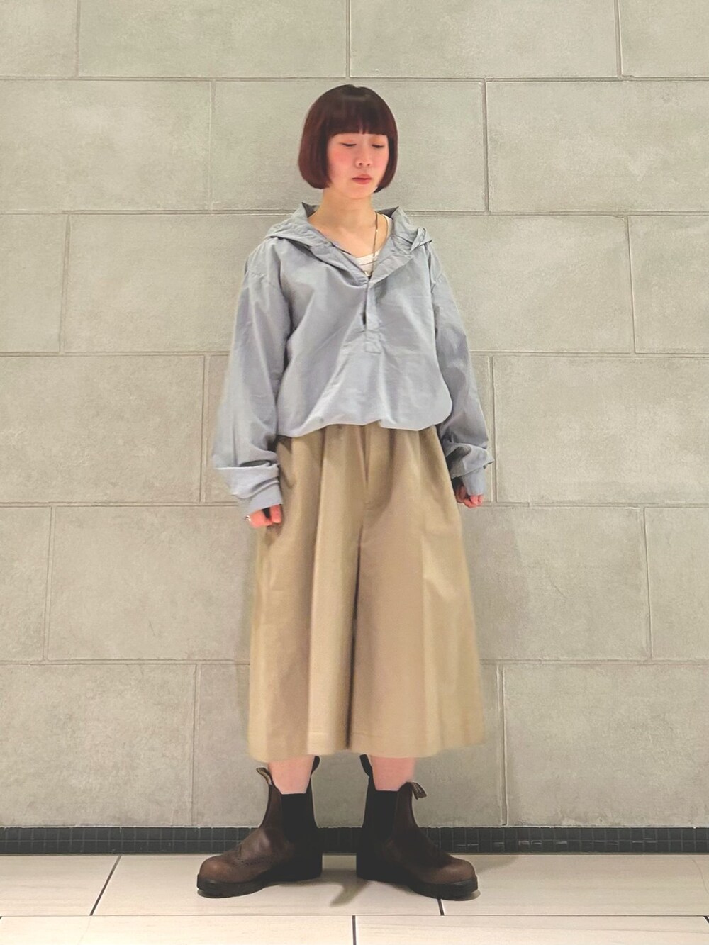 ブルー系のその他パンツを着用したレディースの春コーディネートの2枚目の写真