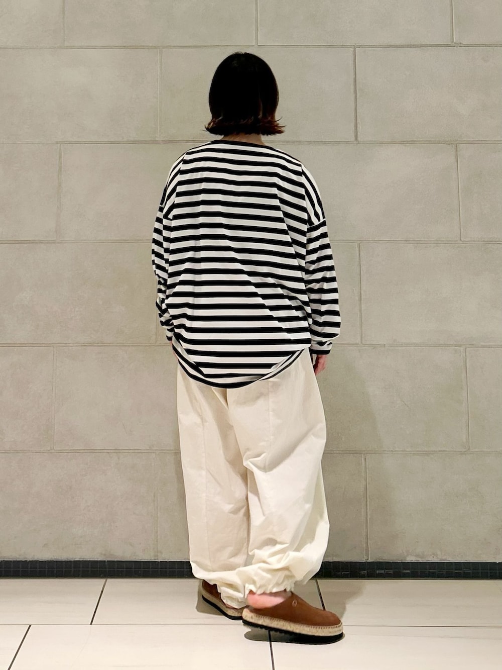 ホワイト系のその他パンツ、ブラック系のTシャツ/カットソーを着用したレディースの夏コーディネートの3枚目の写真