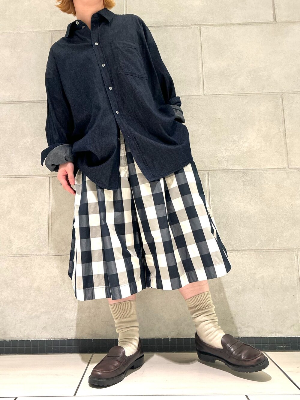 ブラック系のその他パンツ、ブルー系のシャツ/ブラウスを着用したレディースの秋コーディネートの6枚目の写真
