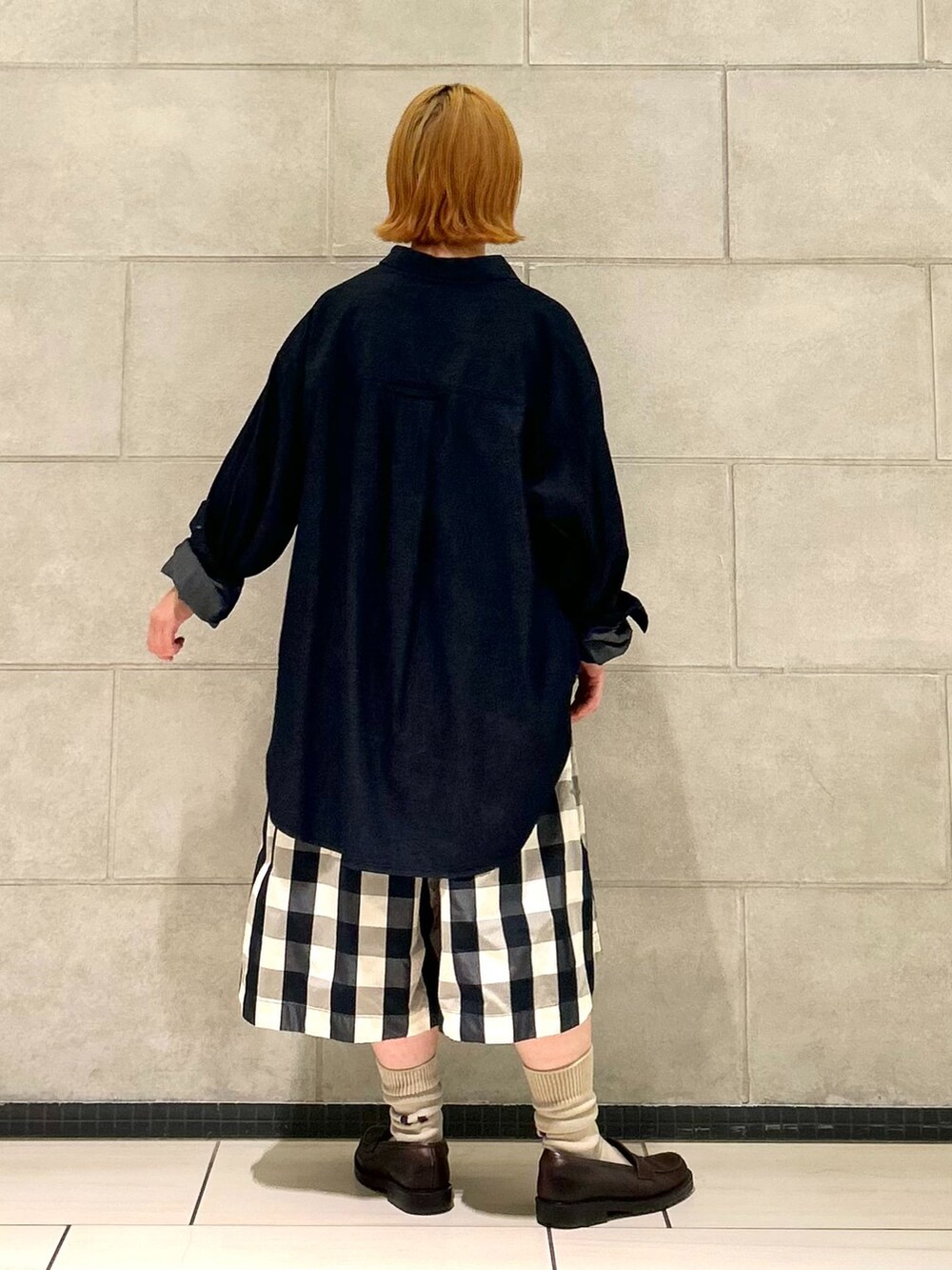 ブラック系のその他パンツ、ブルー系のシャツ/ブラウスを着用したレディースの秋コーディネートの4枚目の写真