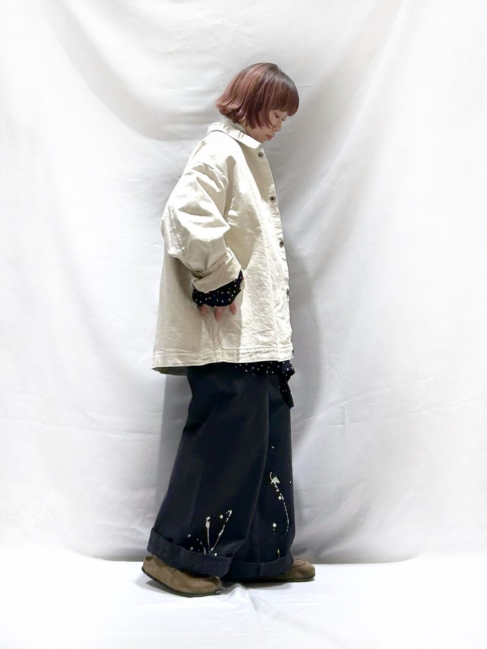 ブラック系のシャツ/ブラウス、ホワイト系のニット/セーターを着用したレディースの冬コーディネートの3枚目の写真
