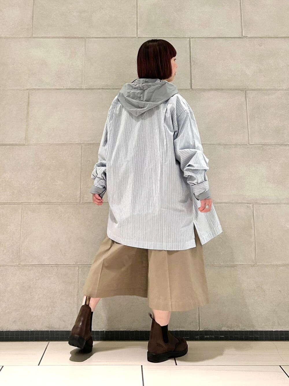 ブルー系のその他パンツを着用したレディースの春コーディネートの4枚目の写真