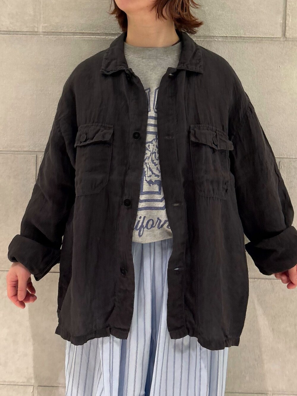 ブルー系のその他パンツ、グレー系のTシャツ/カットソーを着用したレディースの春コーディネートの4枚目の写真
