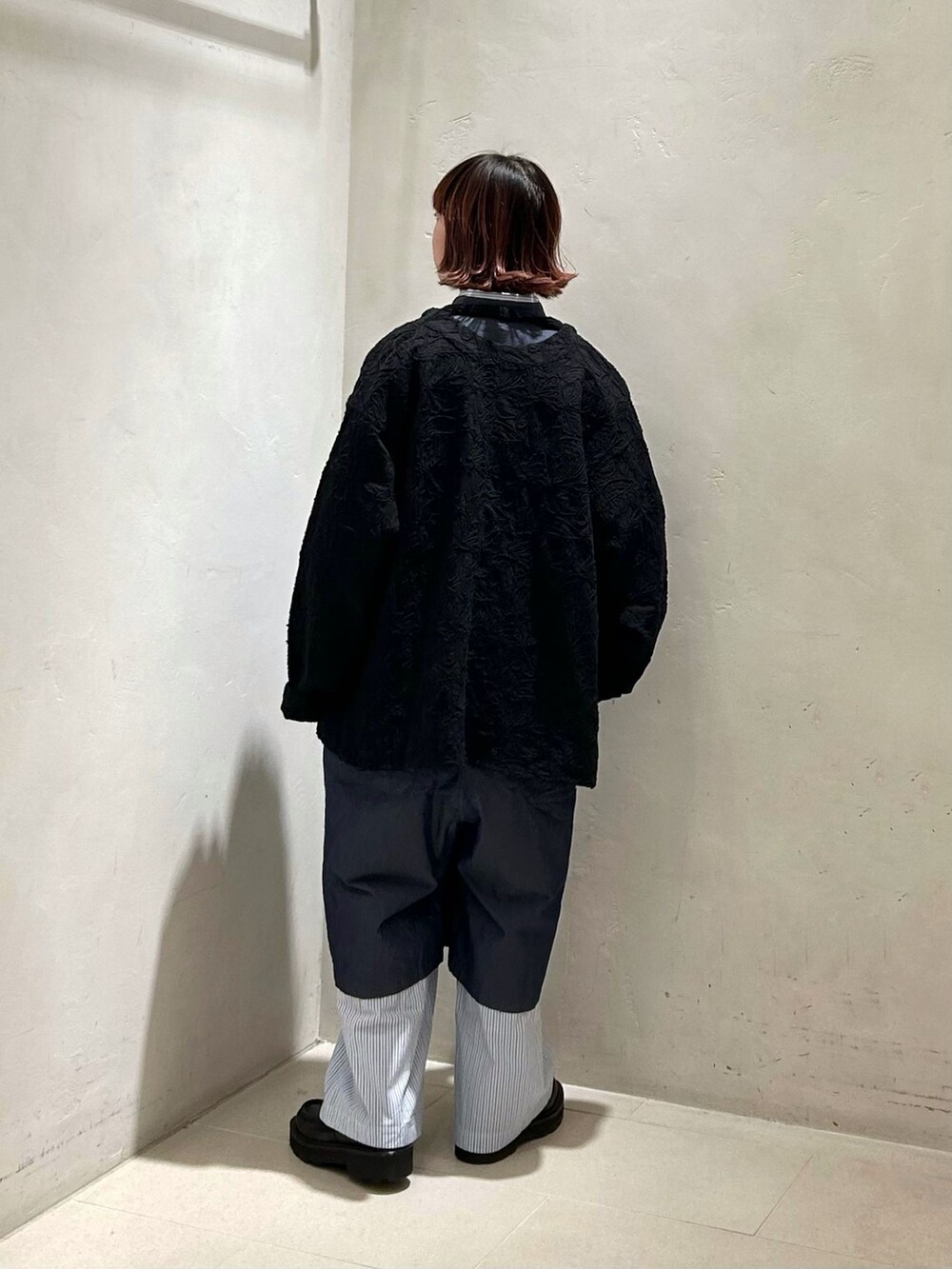 ブルー系のつなぎ/オールインワン、ブルー系のその他パンツ、ブルー系のシャツ/ブラウスを着用したレディースの春コーディネートの3枚目の写真