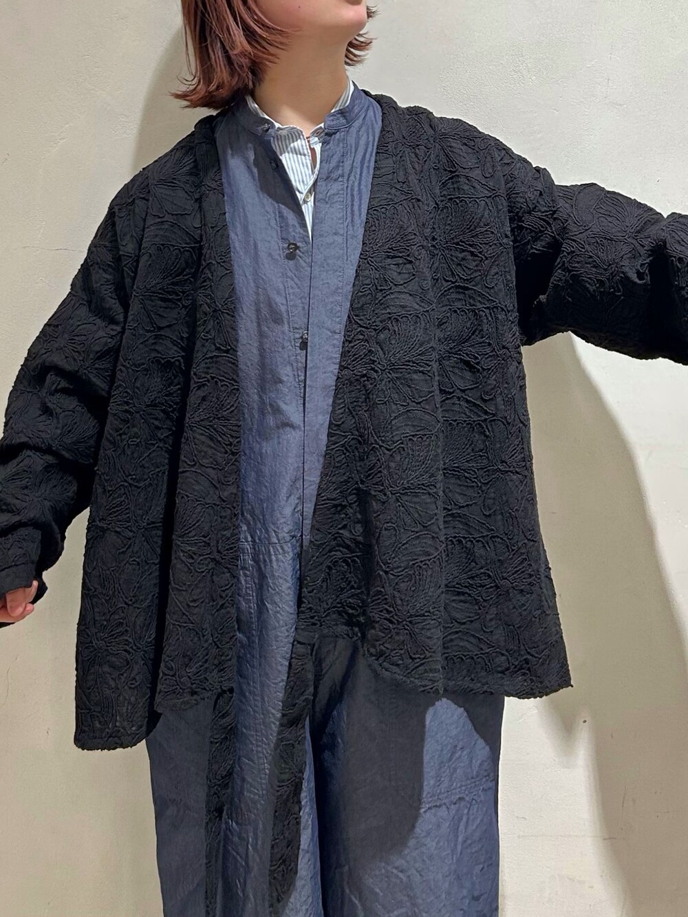 ブルー系のつなぎ/オールインワン、ブルー系のその他パンツ、ブルー系のシャツ/ブラウスを着用したレディースの春コーディネートの6枚目の写真