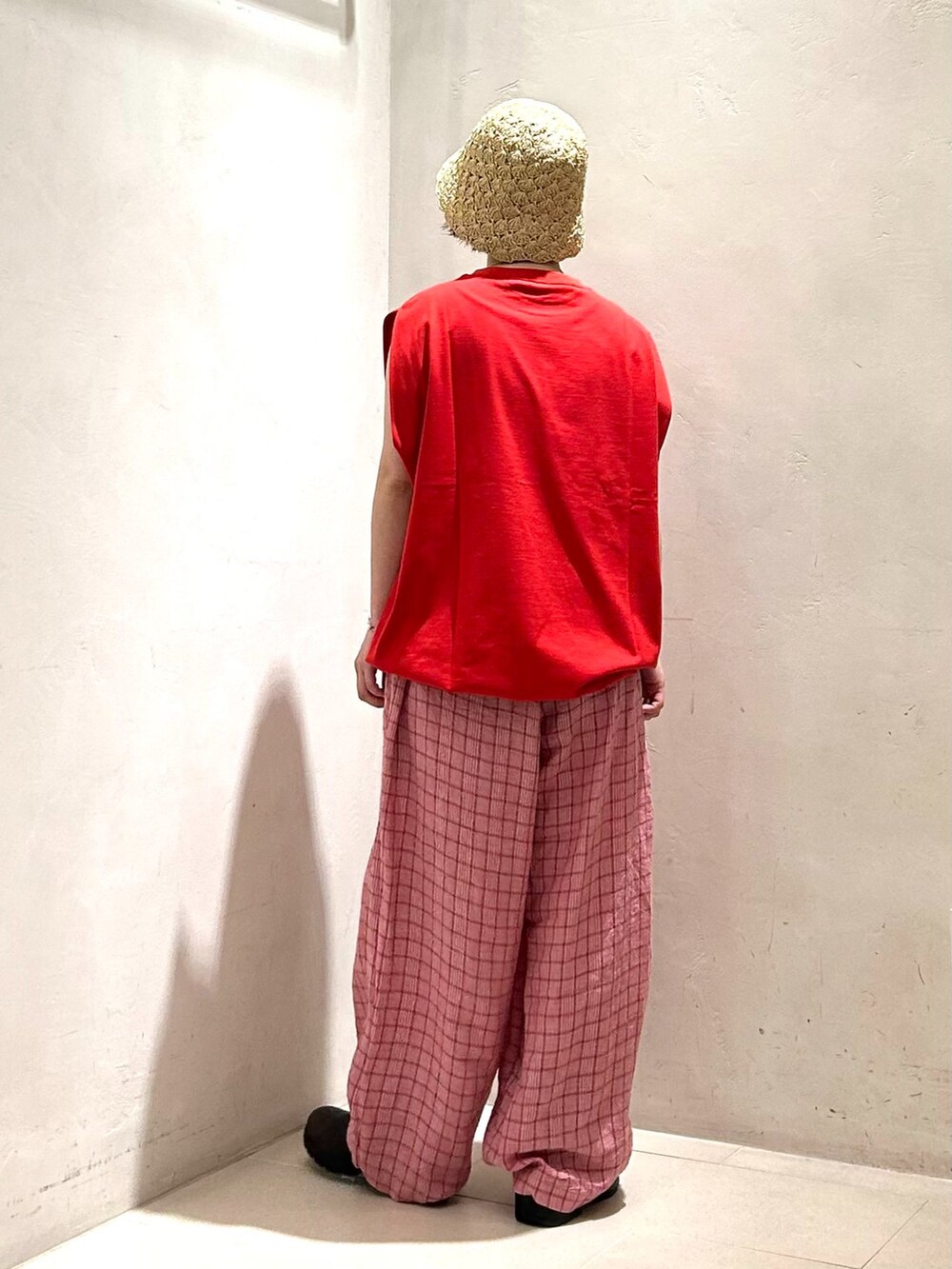レッド系のその他パンツ、レッド系のTシャツ/カットソーを着用したレディースの夏コーディネートの4枚目の写真