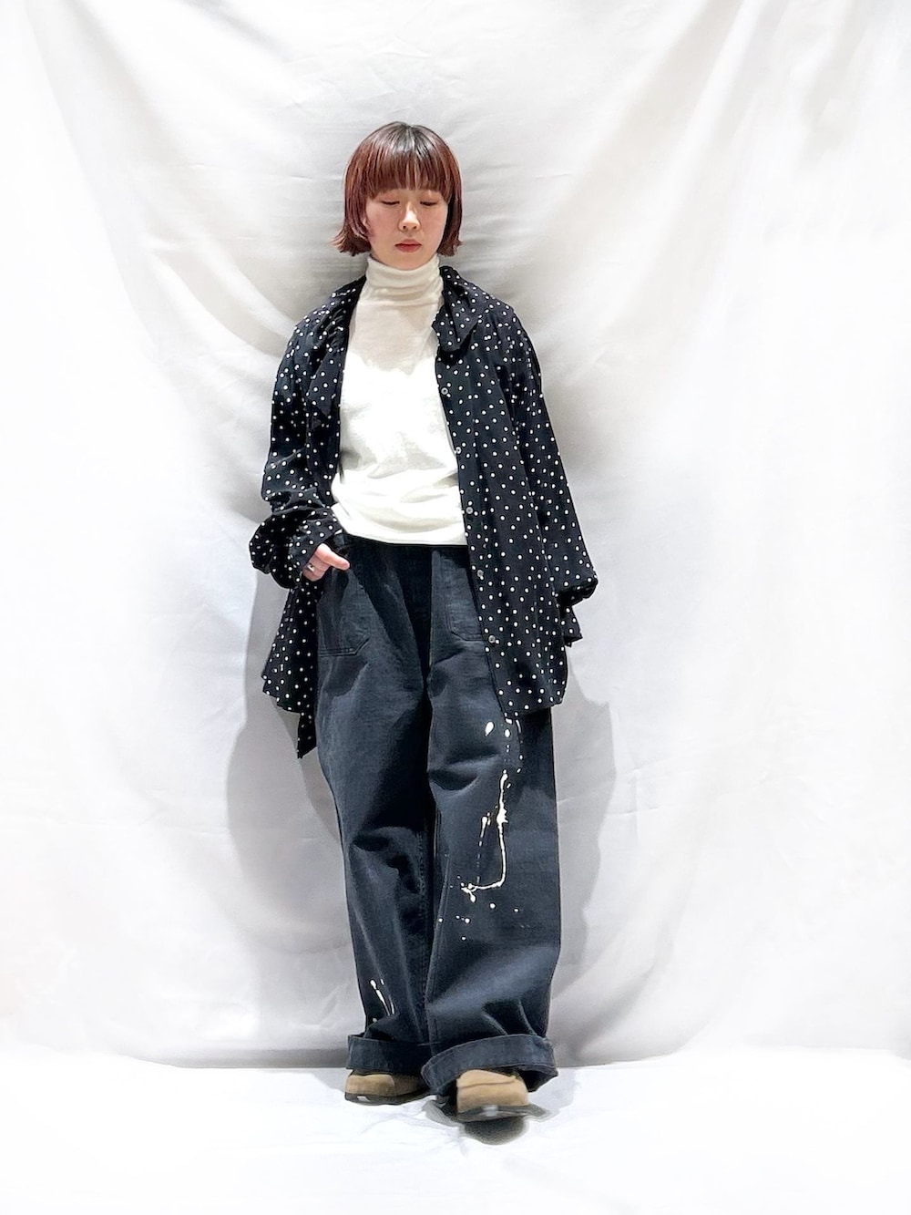 ブラック系のシャツ/ブラウス、ホワイト系のニット/セーターを着用したレディースの冬コーディネートの5枚目の写真