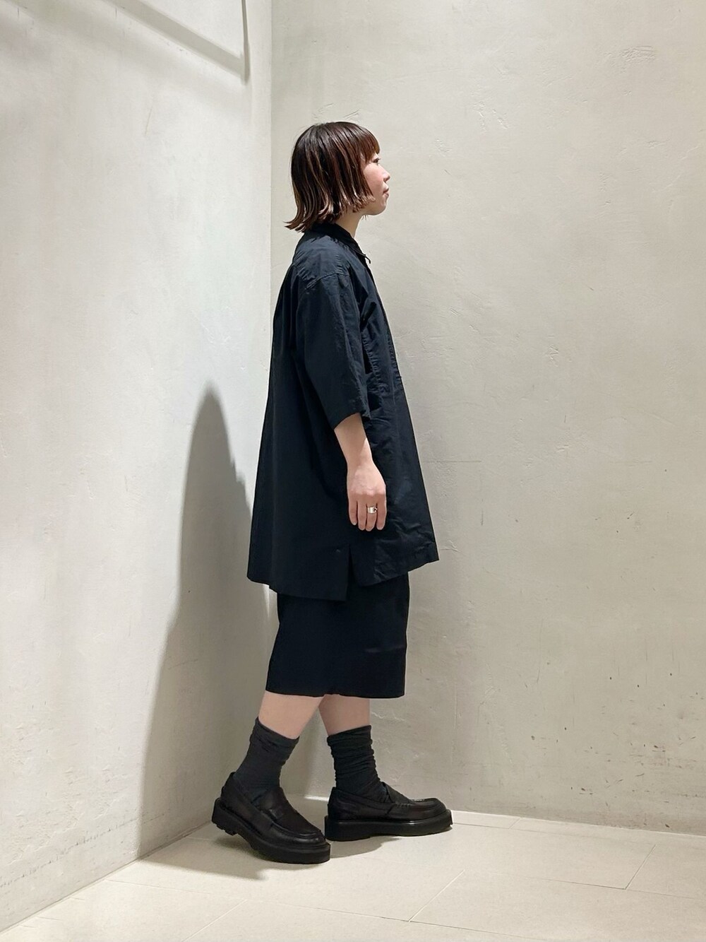 ピンク系のシャツ/ブラウス、ホワイト系のニット/セーター、グレー系のソックス/靴下を着用したレディースの春コーディネートの4枚目の写真
