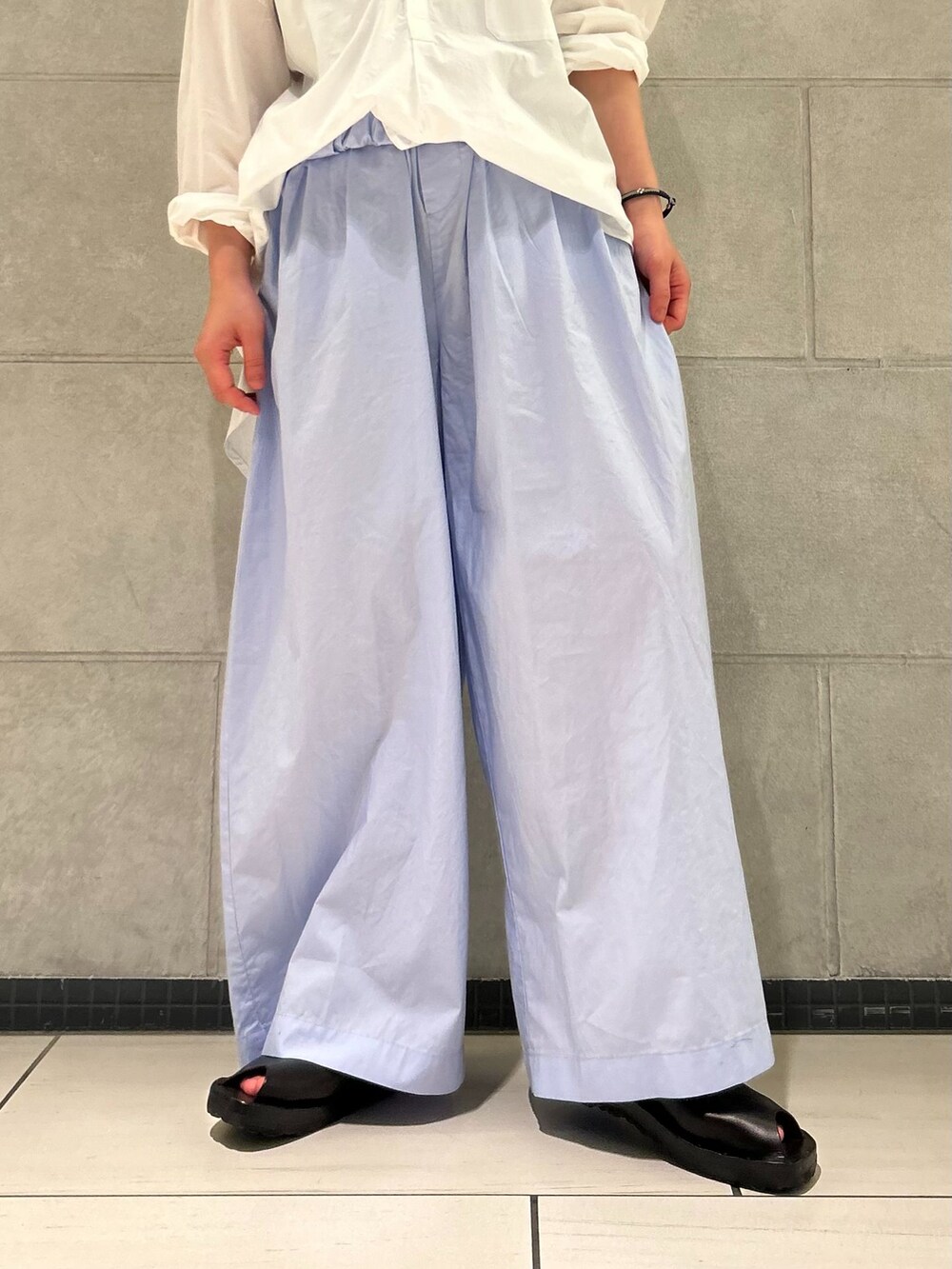 ブルー系のその他パンツ、ホワイト系のシャツ/ブラウス、ブラック系のシャツ/ブラウスを着用したレディースの夏コーディネートの7枚目の写真