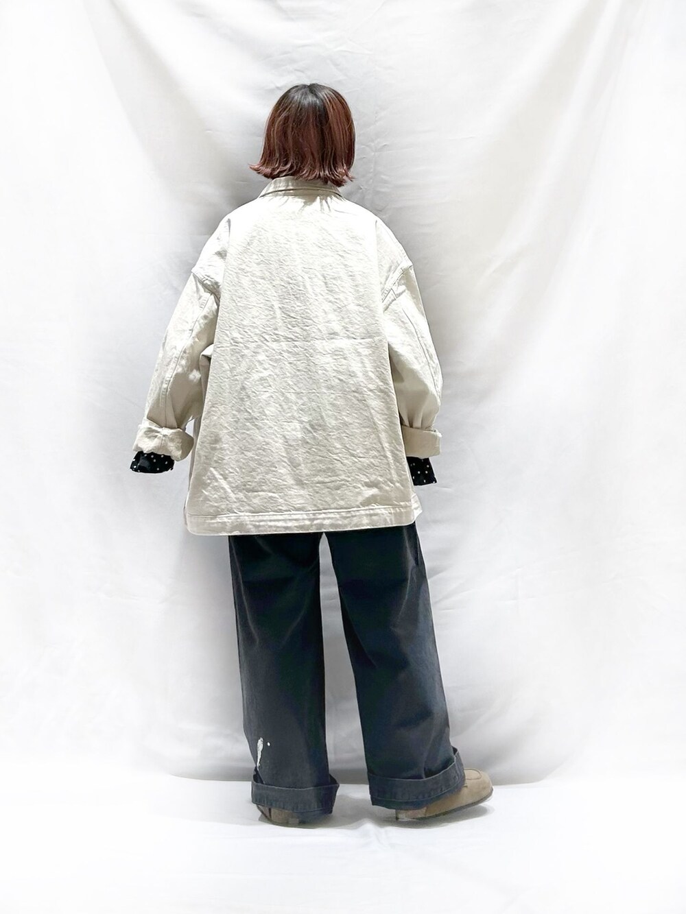 ブラック系のシャツ/ブラウス、ホワイト系のニット/セーターを着用したレディースの冬コーディネートの4枚目の写真