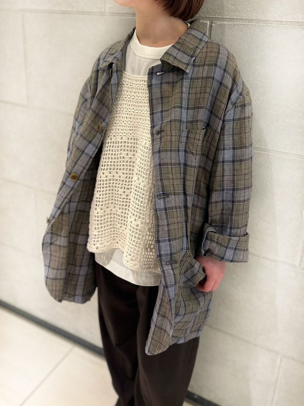 ブラウン系のその他パンツ、ホワイト系のTシャツ/カットソー、ホワイト系のベストを着用したレディースの春コーディネートの8枚目の写真