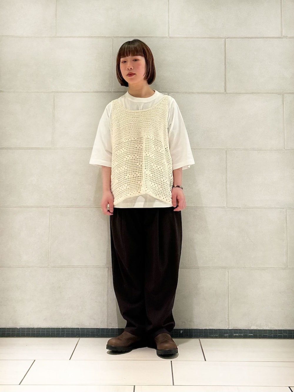 ブラウン系のその他パンツ、ホワイト系のTシャツ/カットソー、ホワイト系のベストを着用したレディースの春コーディネートの5枚目の写真