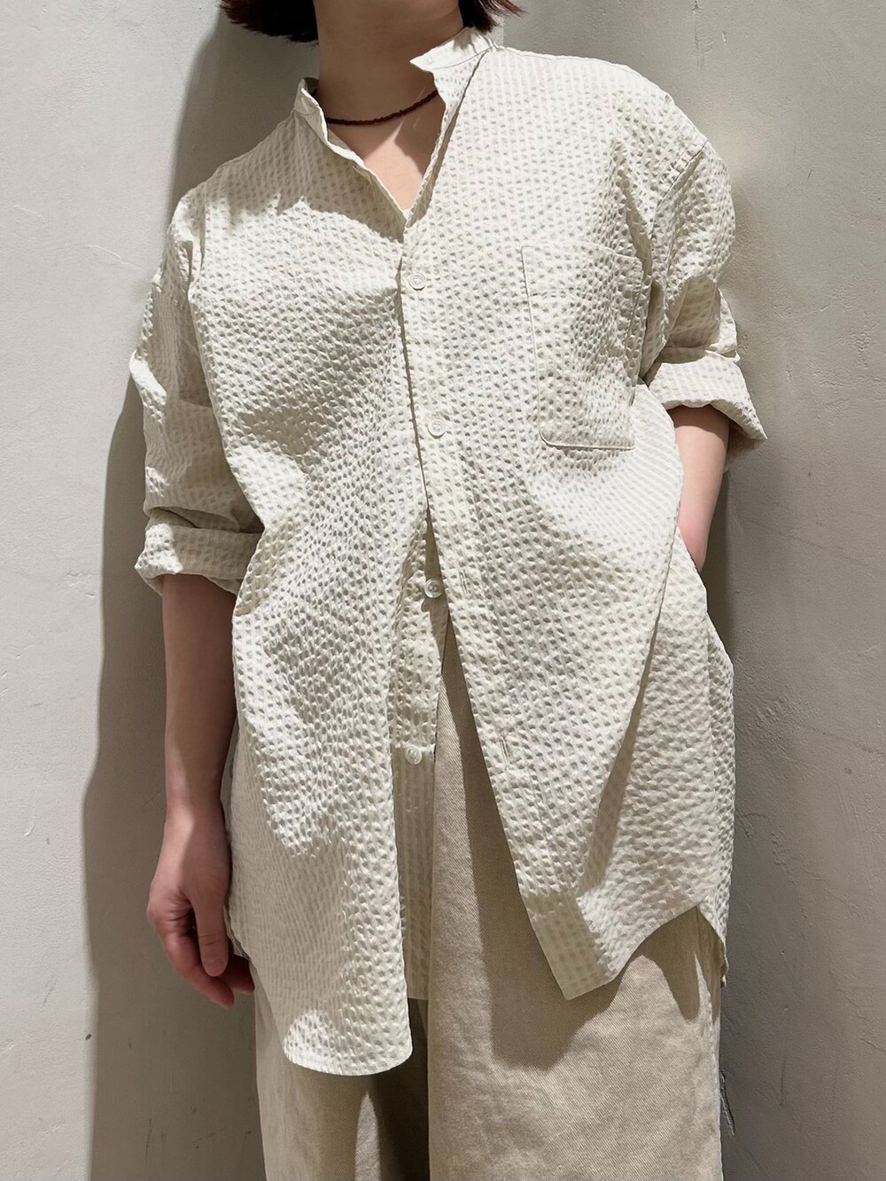 ブラウン系のその他アウター、ベージュ系のその他パンツ、ホワイト系のシャツ/ブラウスを着用したレディースの春コーディネートの8枚目の写真