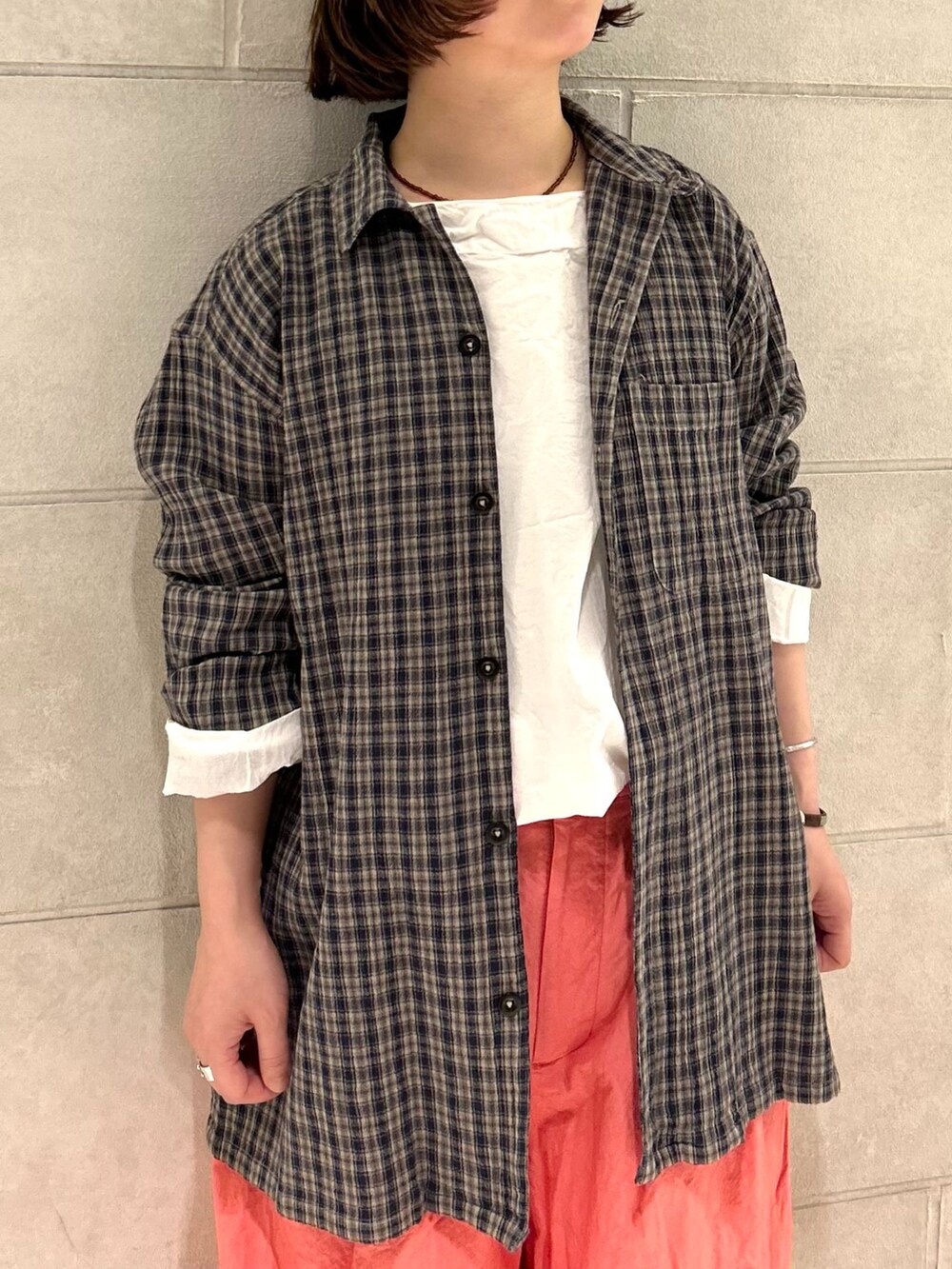 ピンク系のその他パンツ、ホワイト系のシャツ/ブラウス、グレー系のシャツ/ブラウスを着用したレディースの夏コーディネートの4枚目の写真