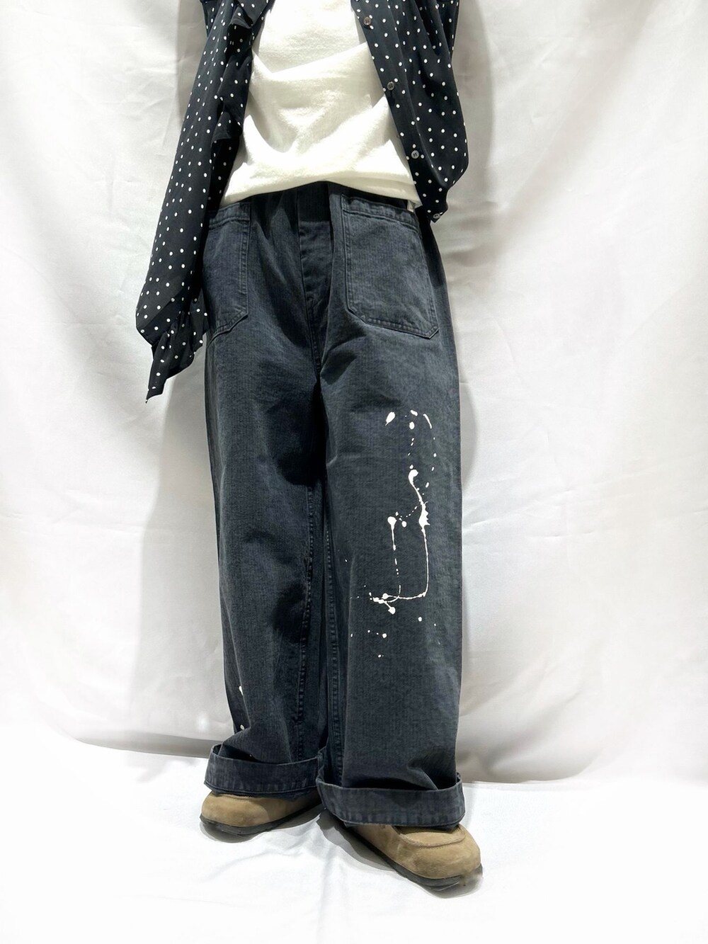 ブラック系のシャツ/ブラウス、ホワイト系のニット/セーターを着用したレディースの冬コーディネートの9枚目の写真