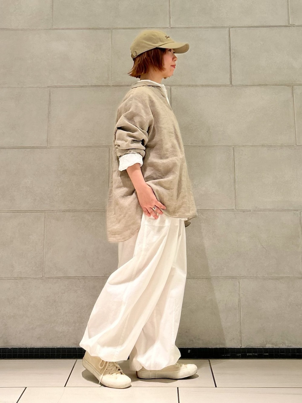 ホワイト系のその他パンツ、ホワイト系のシャツ/ブラウス、ベージュ系のキャップを着用したレディースの夏コーディネートの2枚目の写真
