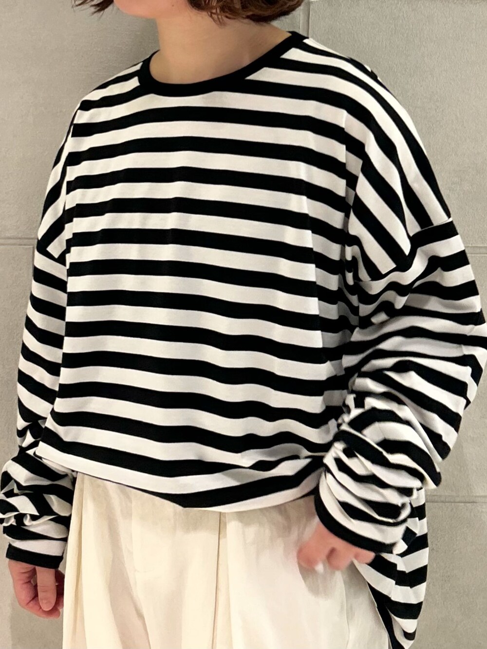 ホワイト系のその他パンツ、ブラック系のTシャツ/カットソーを着用したレディースの夏コーディネートの6枚目の写真