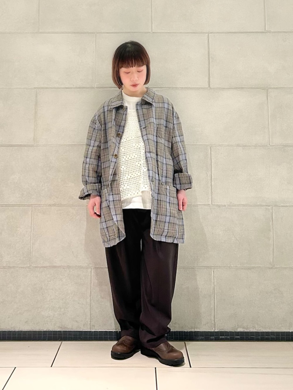 ブラウン系のその他パンツ、ホワイト系のTシャツ/カットソー、ホワイト系のベストを着用したレディースの春コーディネートの2枚目の写真
