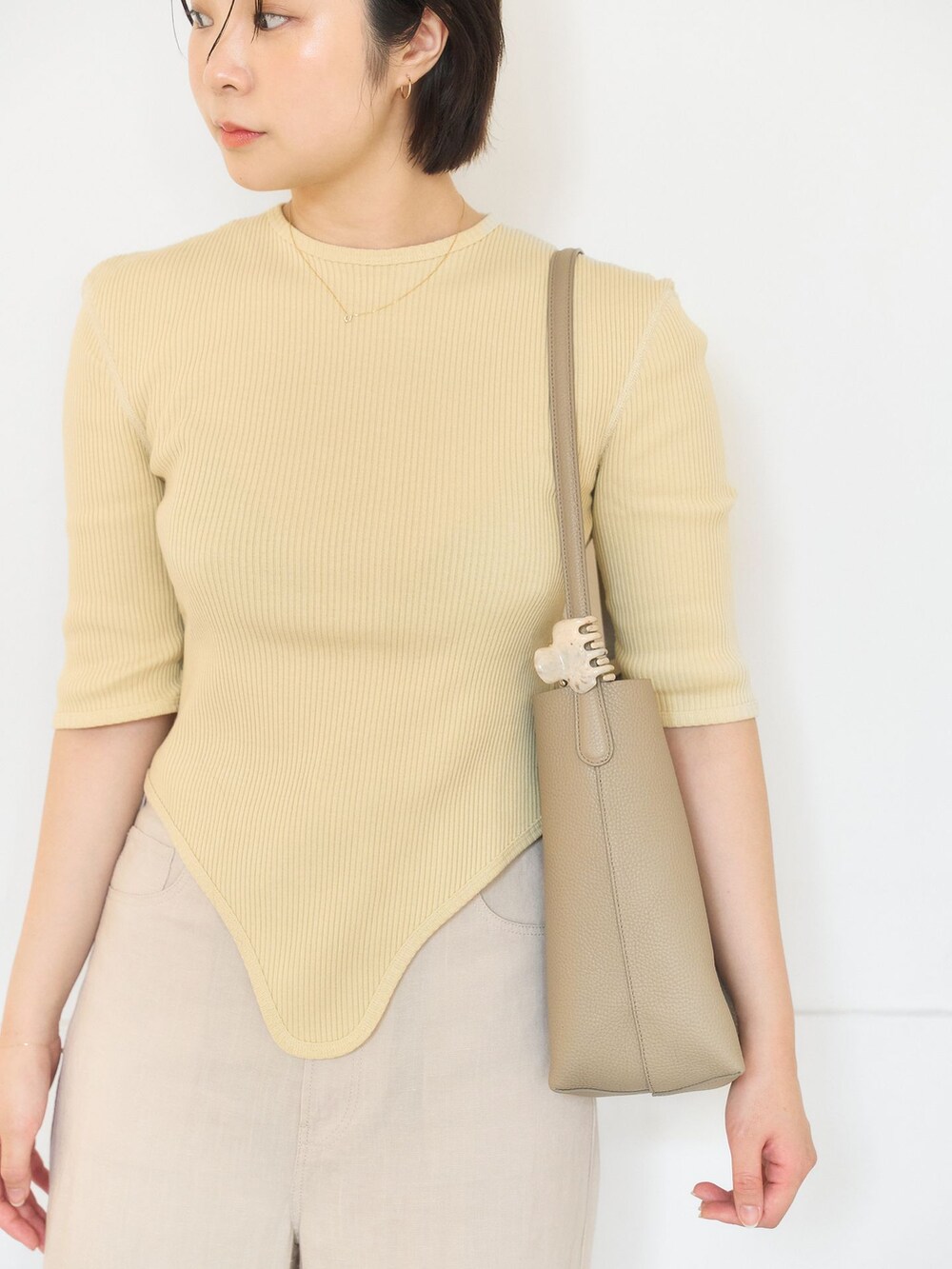 ベージュ系のその他パンツ、ベージュ系のキャップを着用したレディースの春コーディネートの3枚目の写真