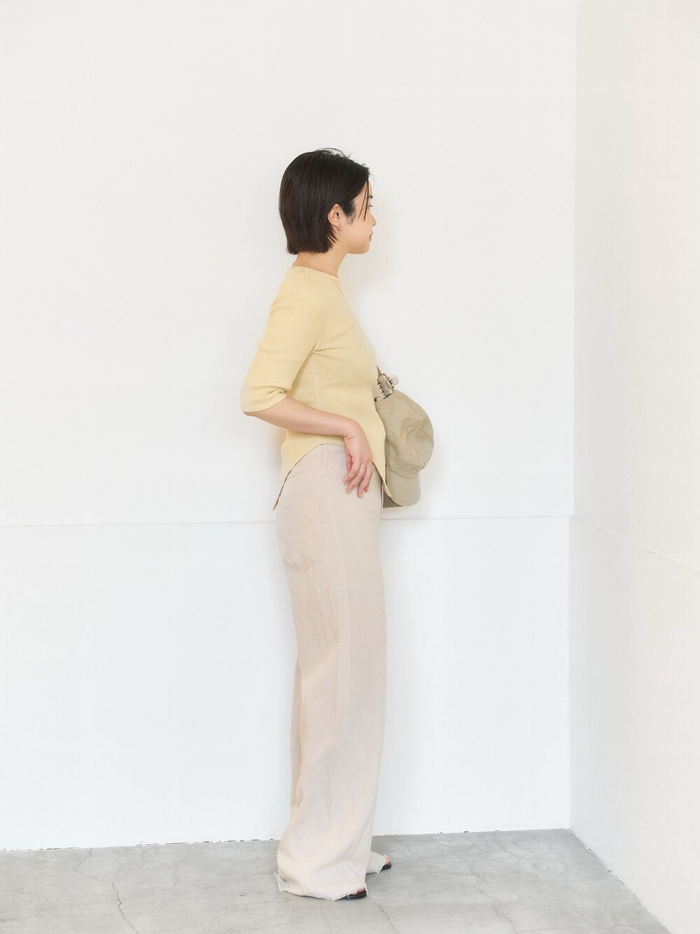 ベージュ系のその他パンツ、ベージュ系のキャップを着用したレディースの春コーディネートの4枚目の写真