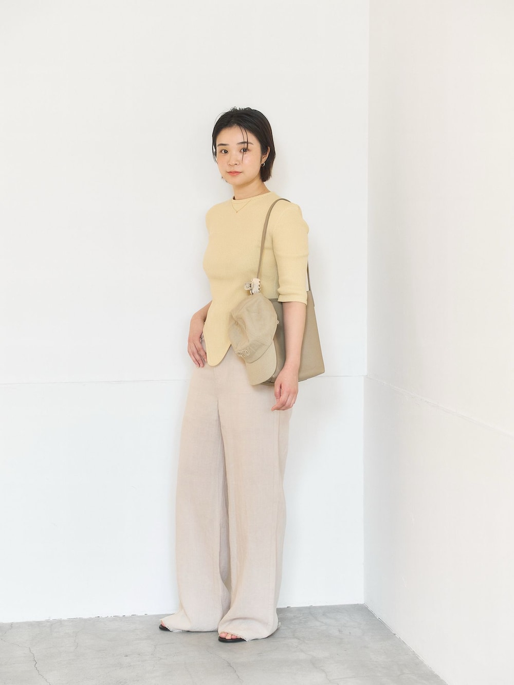 ベージュ系のその他パンツ、ベージュ系のキャップを着用したレディースの春コーディネートの2枚目の写真