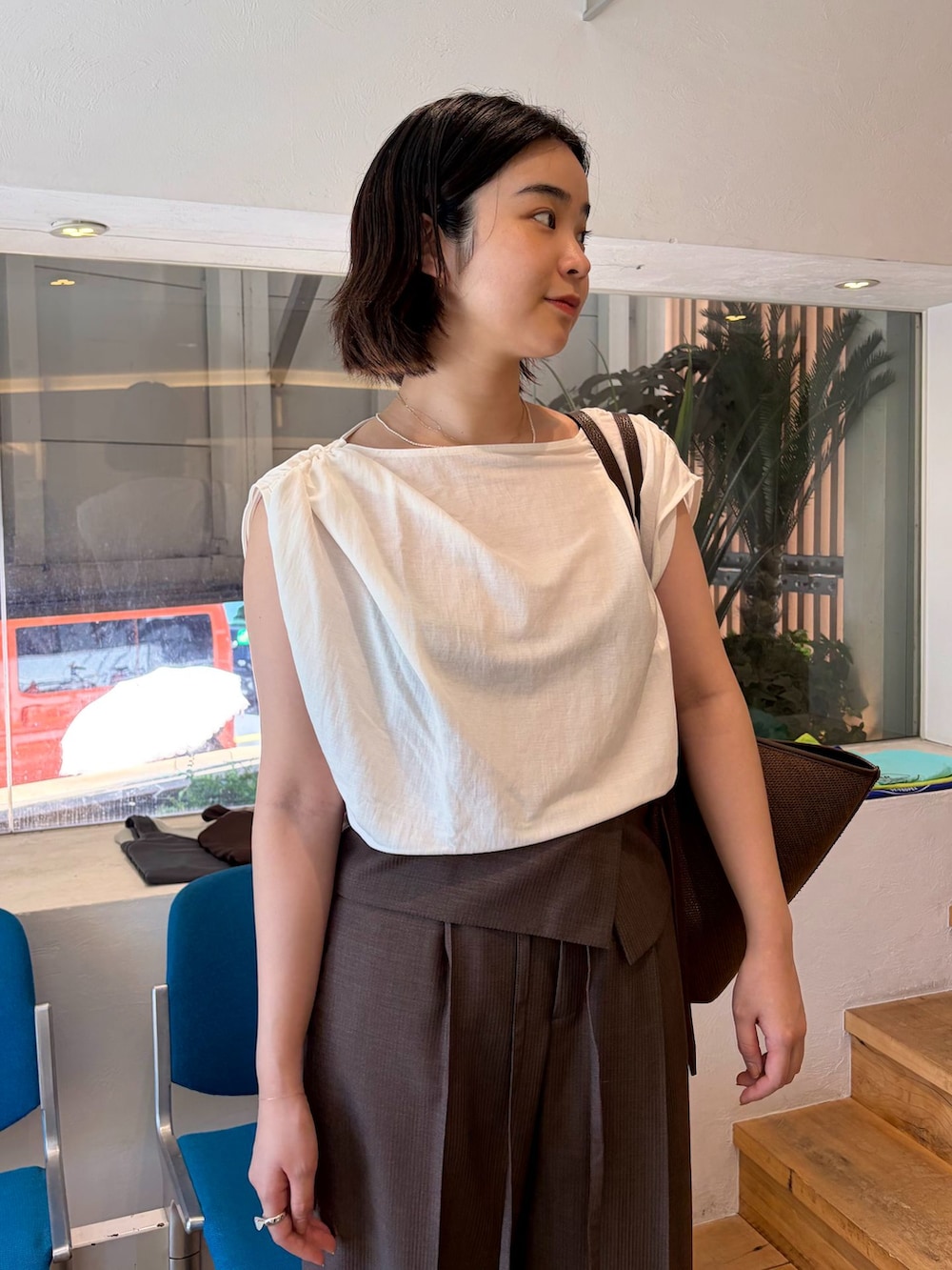 ホワイト系のTシャツ/カットソー、ゴールド系のネックレス、シルバー系のリングを着用したレディースの夏コーディネートの4枚目の写真