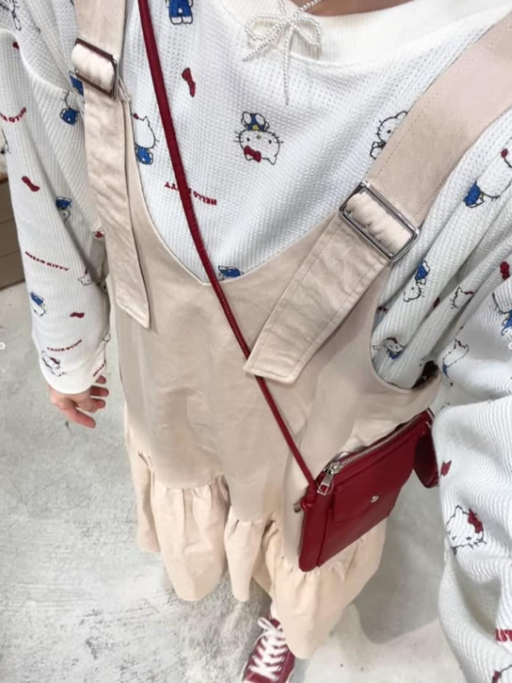 ベージュ系のルームウェア/パジャマを着用したレディースの冬コーディネートの4枚目の写真