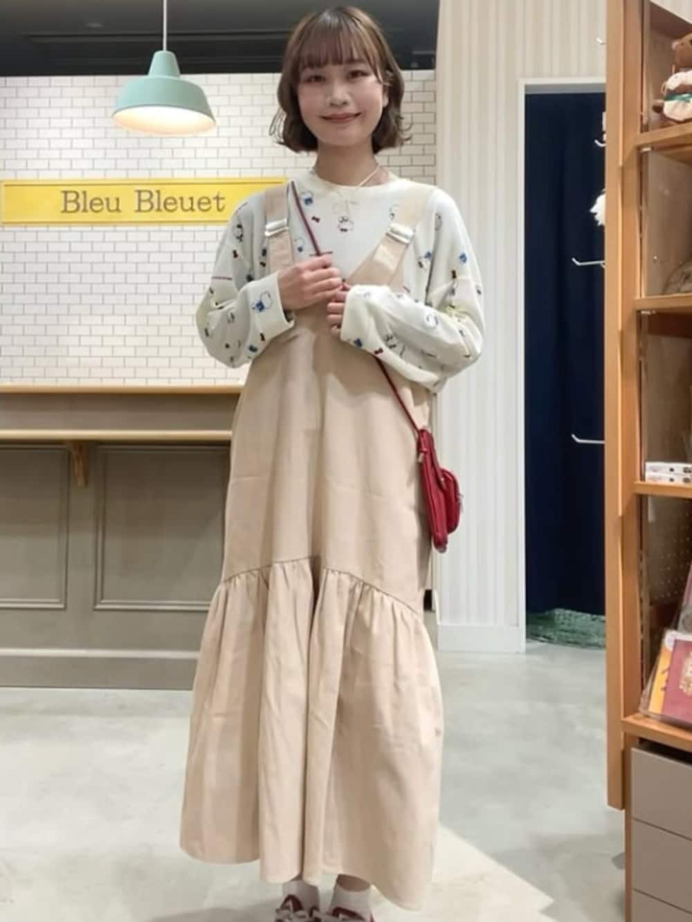 ベージュ系のルームウェア/パジャマを着用したレディースの冬コーディネートの2枚目の写真