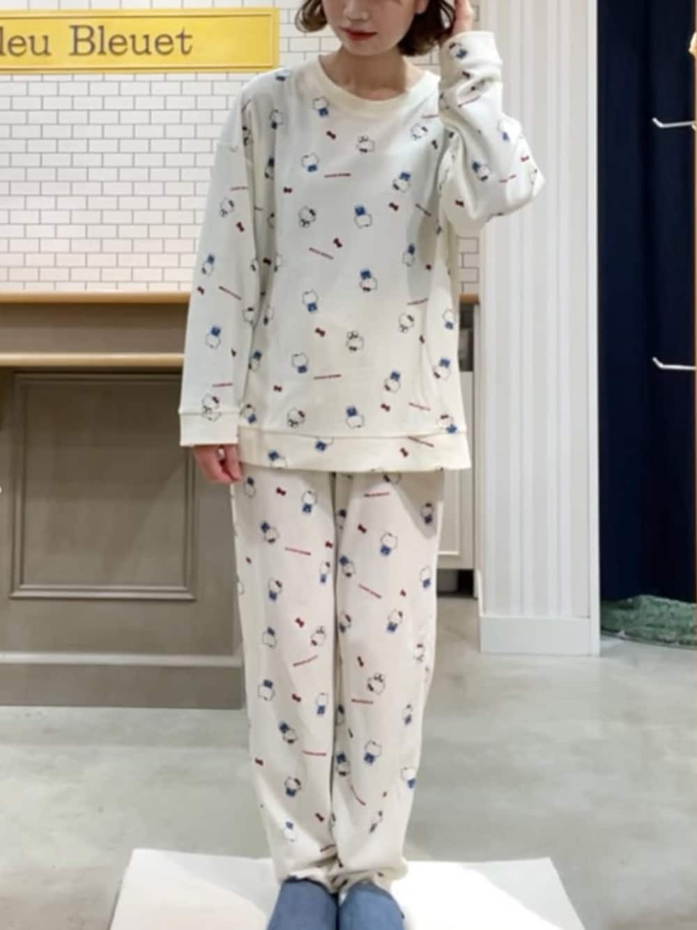 ベージュ系のルームウェア/パジャマを着用したレディースの冬コーディネートの3枚目の写真