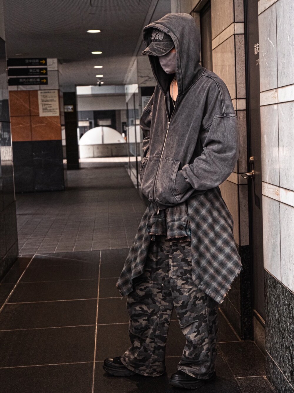 グレー系のパーカー、グリーン系のカーゴパンツ、グリーン系のシャツ/ブラウスを着用したメンズの冬コーディネートの2枚目の写真