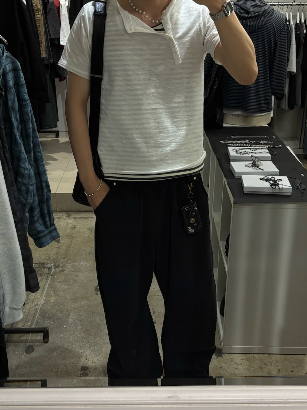 ホワイト系のTシャツ/カットソーを着用したメンズの春コーディネートの2枚目の写真