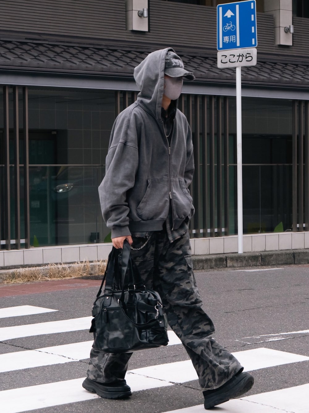 グレー系のパーカー、グリーン系のカーゴパンツ、グリーン系のシャツ/ブラウスを着用したメンズの冬コーディネートの3枚目の写真