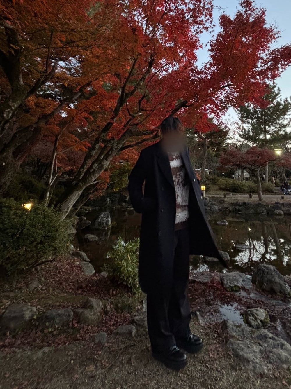 ブラック系のトレンチコート、ブラック系のスウェットパンツ、ブラウン系のニット/セーターを着用したメンズの冬コーディネートの2枚目の写真