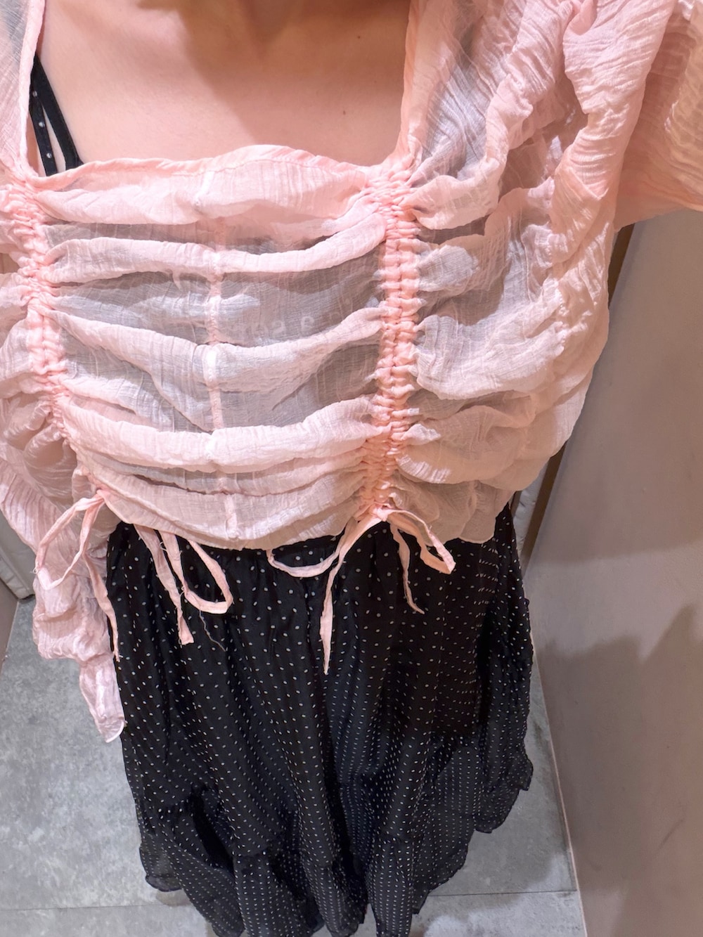 ピンク系のシャツ/ブラウス、ブラック系のワンピース、ブラック系のその他シューズを着用したレディースの春コーディネートの4枚目の写真