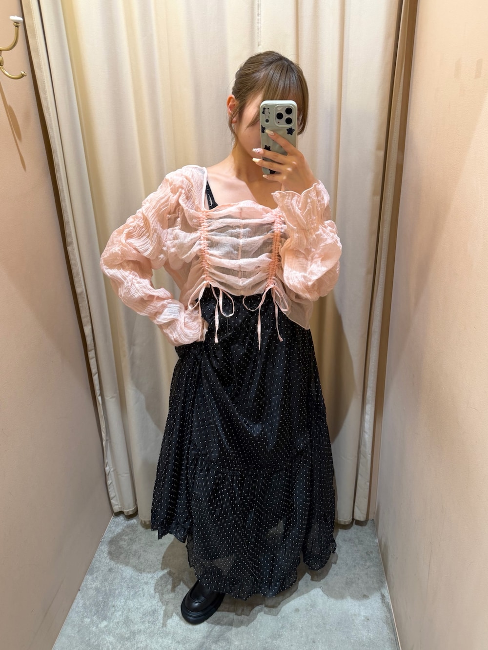 ピンク系のシャツ/ブラウス、ブラック系のワンピース、ブラック系のその他シューズを着用したレディースの春コーディネートの2枚目の写真