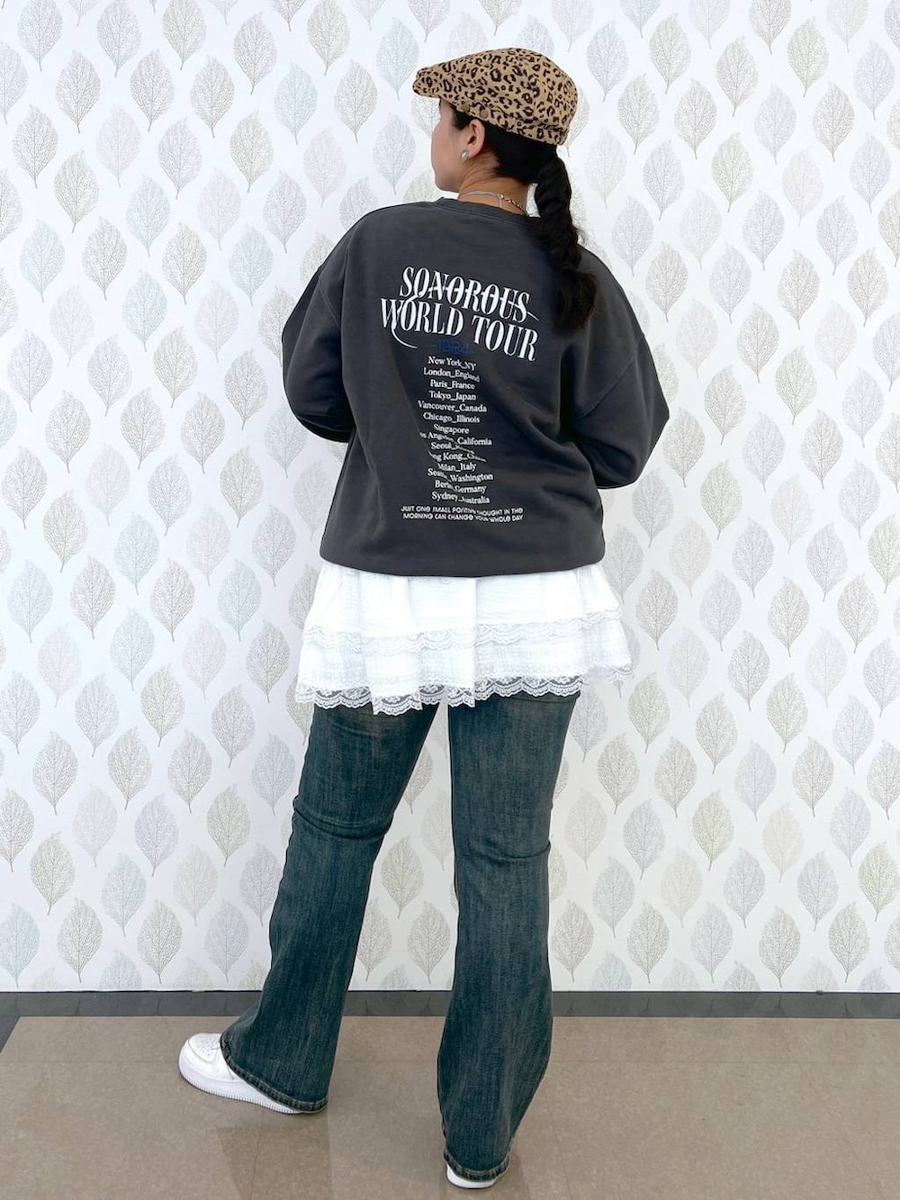 ブルー系のデニムパンツ、グレー系のスウェット、ホワイト系のスカートを着用したレディースの春コーディネートの2枚目の写真