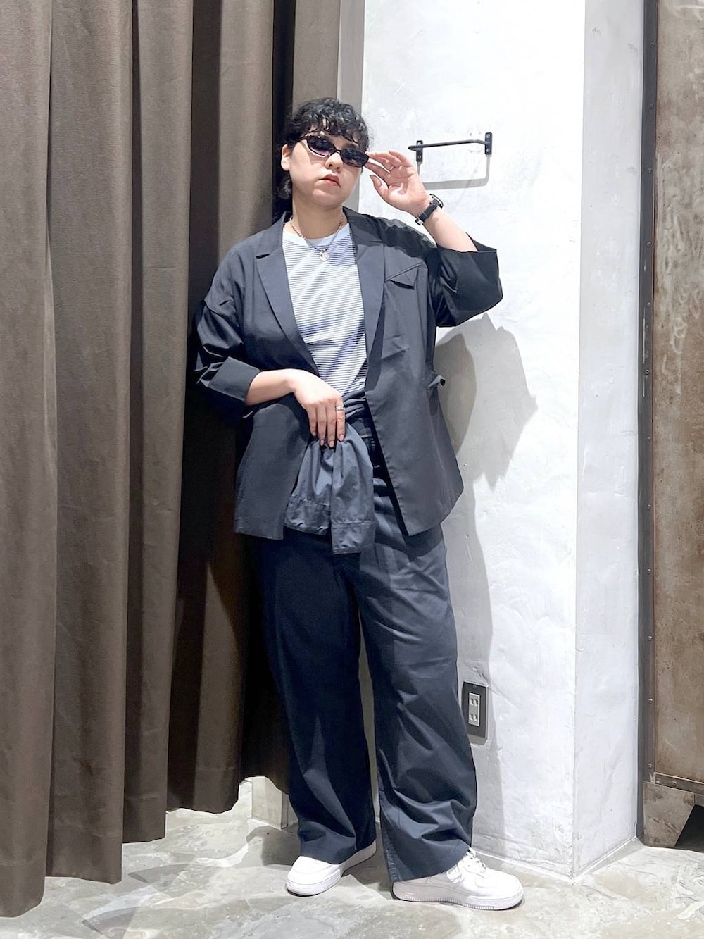ブルー系のTシャツ/カットソー、グレー系のつなぎ/オールインワン、ブラック系のサングラスを着用したレディースの春コーディネートの3枚目の写真