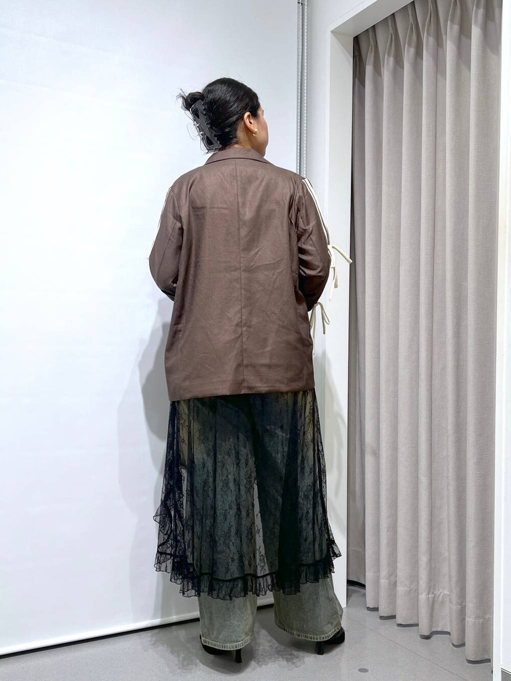 「着痩せ・細見え、体型カバー、楽ちんコーデ、骨格ストレート、着痩せ、カジュアル、ウエストゴム、おでかけ、パンプス、FOREVER 21、ジャケット、ジャケットスタイル、デニムパンツ、秋コーデ、秋冬新作」｜「FOREVER 21の【2024SS】ダメージ加工デニム（デニムパンツ、ブルー系）」を使った、あめさん（レディース・167cm）の秋コーディネートの2枚目の写真