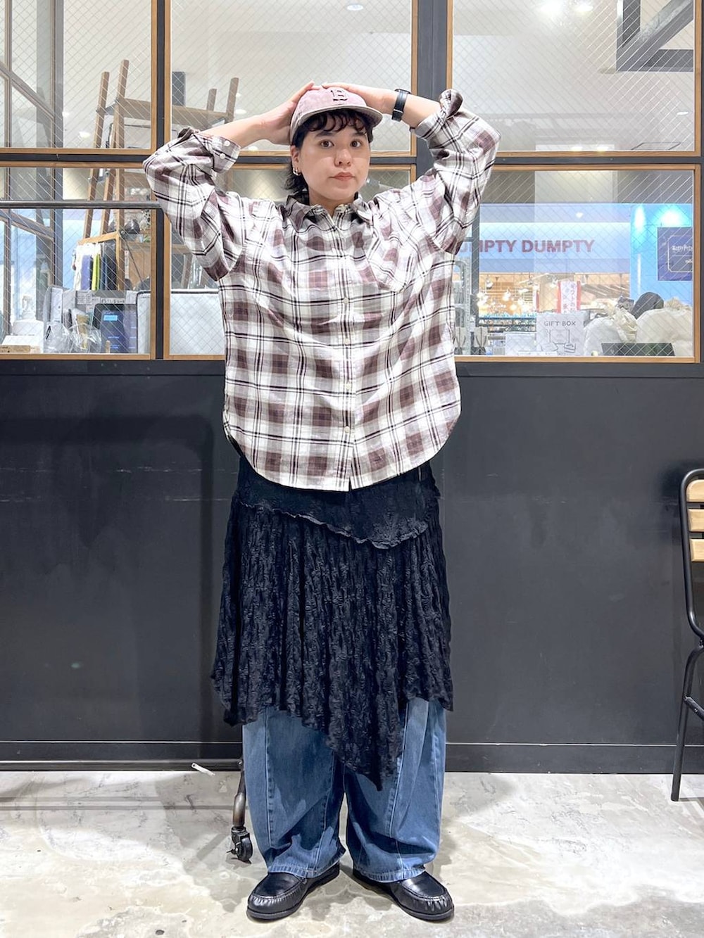ブラック系のローファー、ブラック系のワンピース、ブルー系のデニムパンツを着用したレディースの夏コーディネートの2枚目の写真