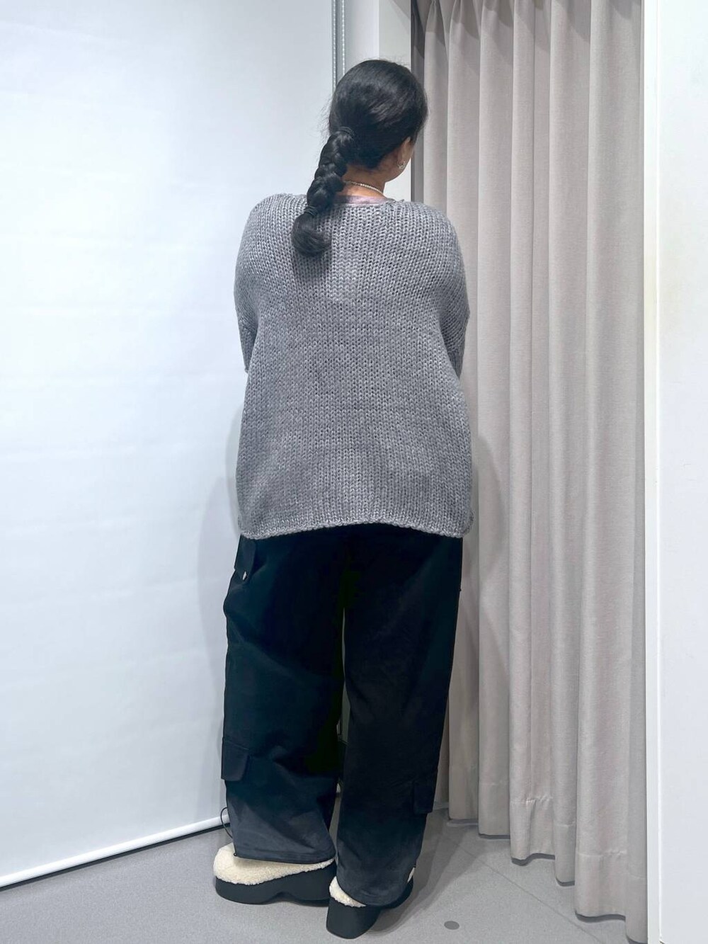 「着痩せ・細見え、体型カバー、楽ちんコーデ、骨格ストレート、着痩せ、ストリート、カジュアル、ウエストゴム、ニット、andST、冬コーデ、おでかけ、FOREVER 21」|「FOREVER 21の【2024FW】アソートクロッグサンダル(スリッポン、ホワイト系)」を使った、あめさん(レディース・167cm)の冬コーディネートの2枚目の写真