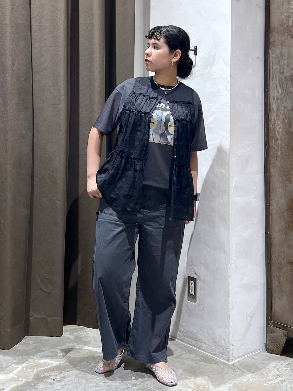 グレー系のその他パンツ、ブラック系のベスト、その他のパンプスを着用したレディースの夏コーディネートの3枚目の写真
