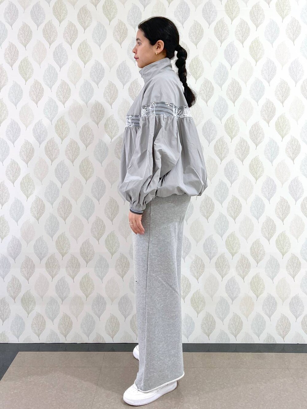 「着痩せ・細見え、カジュアル、ウエストゴム、体型カバー、楽ちんコーデ、骨格ストレート、着痩せ、ストリート、ブルゾン、トラックジャケット、スウェットパンツ」｜「FOREVER 21の【2025SS】レースライントラックBIGブルゾン（ブルゾン、グレー系）」を使った、あめさん（レディース・167cm）の春コーディネートの2枚目の写真