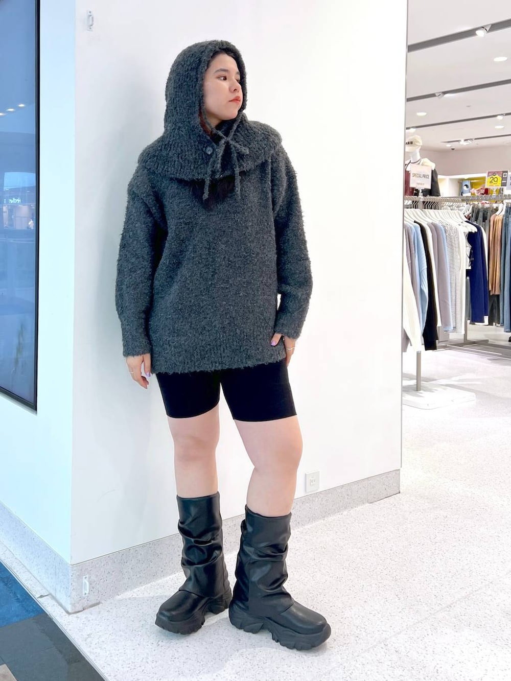 ブラック系のその他パンツ、ブラック系のブーツ、グレー系のニット/セーターを着用したレディースの秋コーディネートの3枚目の写真