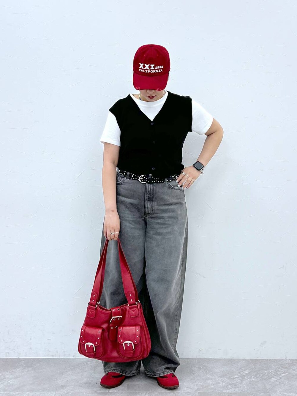 ブラック系のTシャツ/カットソー、レッド系のスニーカー、レッド系のショルダーバッグを着用したレディースの夏コーディネートの3枚目の写真